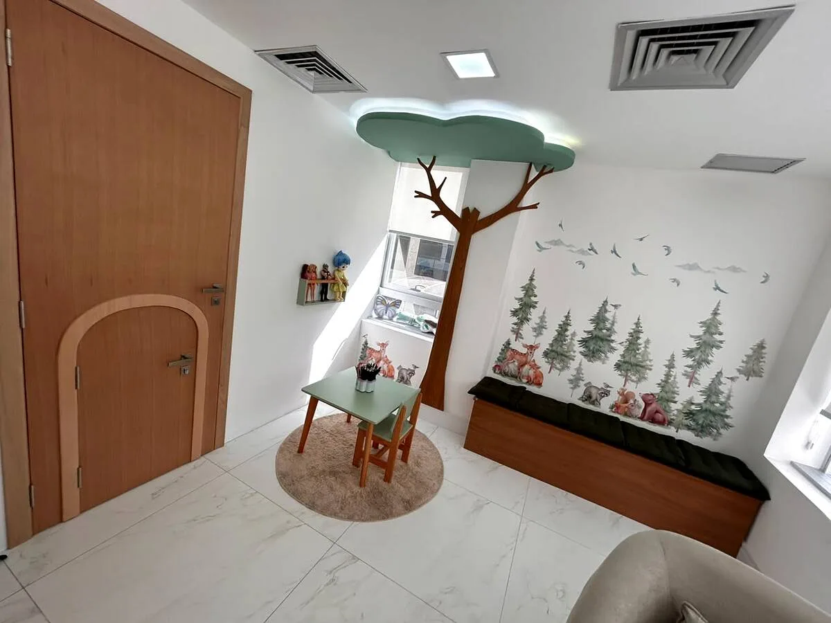 Espaço infantil da ELUS Psicologia com mesa, brinquedos e decoração lúdica